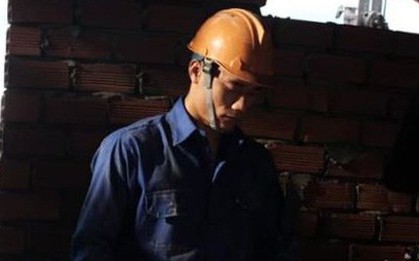 Nhà bà nội cháy, thủ môn Tiến Dũng "biến" thành phụ hồ: "Nhà hỏng thì xây. Có sức khỏe là có tất cả"