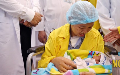 Em bé Bình An - con trai của người mẹ ung thư giai đoạn cuối đã có thể xuất viện về nhà