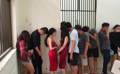 Hàng chục "nam thanh nữ tú" đang phê ma túy tháo chạy tán loạn khi công an đột kích quán bar ở Sài Gòn