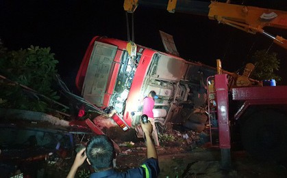Nóng: Xe khách lật nghiêng, 1 người tử vong, 1 người bị đứt lìa tay, người bị thương la liệt