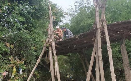 Xe máy chạy qua cầu gỗ lọt xuống sông gây chết người