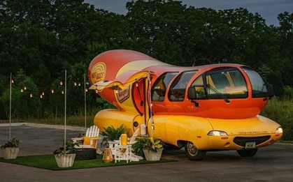 Thuê Airbnb trong một chiếc "hotdog" 4 bánh, mới nghe đã liên tưởng đến sốt cà chua và mù tạt vàng rồi!