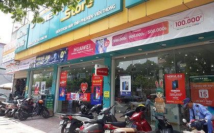 Hà Nội: Bảo vệ kể lại giây phút kinh hoàng khi nhân viên cửa hàng Viettel giành giật dao từ tay kẻ cướp