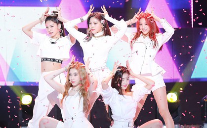 Teaser mới của ITZY: Tươi sáng với concept hè nhưng liệu có bị JYP "dìm" vì ảnh nền nhà quê như TWICE?
