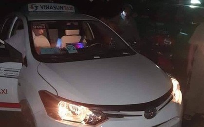 Tài xế taxi Vinasun bị cướp cứa cổ vẫn cố chạy đến gần nhà dân kêu cứu