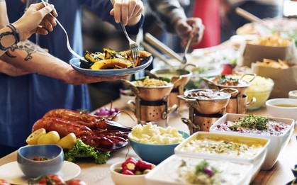 Người Việt vẫn bị chê thiếu văn minh khi ăn tiệc buffet, vậy đâu là cách ăn thật sang mà lại huề được vốn bỏ ra ban đầu?