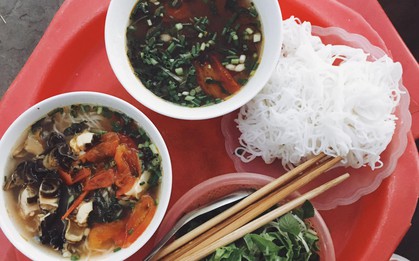 "Bạn trai nhà người ta" làm food tour dắt bạn gái đi ăn toàn nơi hay ho ở Hà Nội, các cô gái lại được dịp ghen tị
