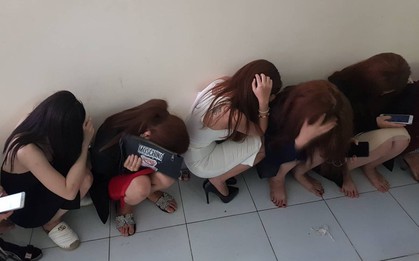 TP.HCM: Hơn 200 "nam thanh nữ tú" dương tính với chất ma túy cúi gằm mặt tại trụ sở công an