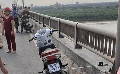 Vụ cô gái trẻ để lại xe máy nhảy xuống sông Hồng mất tích: Nhắn tin vĩnh biệt bạn trai trước khi tự tử nhưng không nói rõ địa điểm