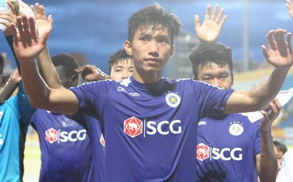 Em bé Nam Định chạy theo xin chai nước của Văn Hậu và cái kết bất ngờ