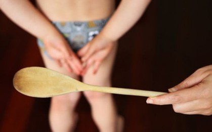 Đừng tưởng đánh trẻ mà dễ: Con gái 9 tuổi ngây ngô "ăn tranh" thức ăn của chó, bà mẹ dùng muỗng gỗ trừng phạt và cái kết không tưởng