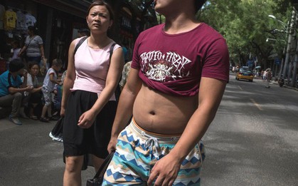 Không còn "bikini Bắc Kinh": Trung Quốc cấm đàn ông cởi trần, vén áo phơi bụng ở nơi công cộng