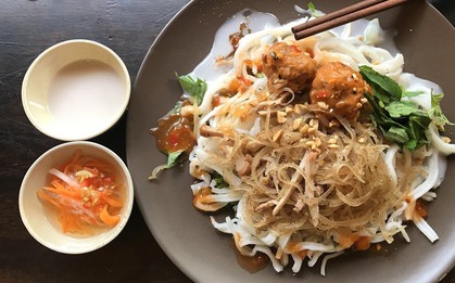 Có món nào "ba phải" như bánh tằm bì: nước cốt dừa như chè, bì như cơm tấm, rau giá như bánh cuốn và chan thêm… nước mắm