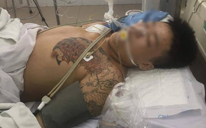 Nam thanh niên bị tạm giam nguy kịch, người nhà "vây" bệnh viện để phản ứng