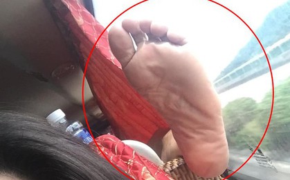 "Bàn chân hư" của vị khách xấu tính gác trên chuyến xe khách giường nằm khiến cô gái giật mình khi tỉnh giấc