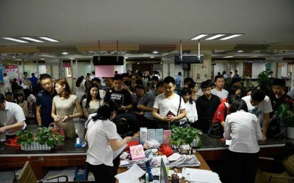 Cứ xong kỳ thi đại học khốc liệt hằng năm, các vị phụ huynh Trung Quốc lại lũ lượt rủ nhau đi làm thủ tục ly hôn