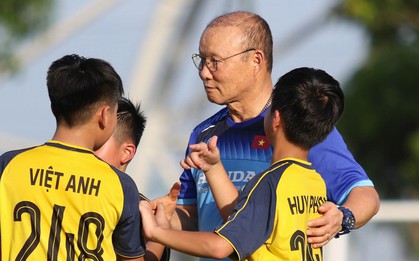 HLV Park Hang-seo hồn nhiên vui đùa cùng các cầu thủ nhí