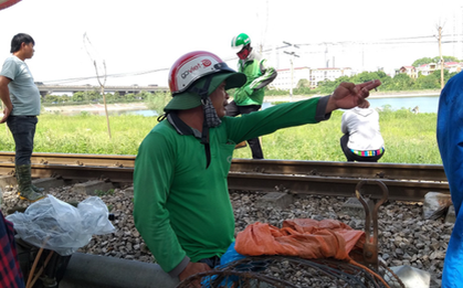 Nhân chứng kể lại lúc người đàn ông bị tàu hỏa tông chết: "Tôi kêu mà không nghe, ổng ngồi sát đường tàu để đi vệ sinh"
