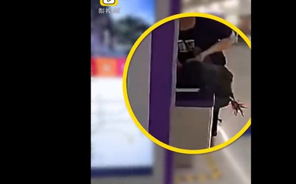 Ga tàu cấm động vật sống, người phụ nữ thản nhiên cắt tiết gà trước cổng soát vé để lách luật