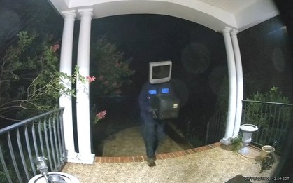 Người dân khu phố bỗng nhiên đồng loạt được tặng TV cũ, xem camera mới phát hiện kẻ hảo tâm bí ẩn lại là nhân vật đầu đội TV
