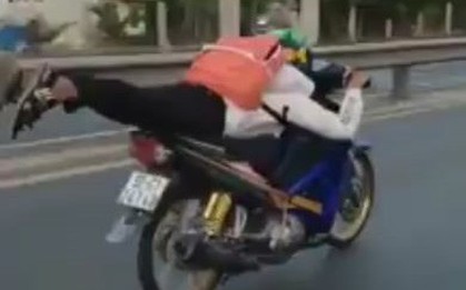 Xử phạt nam sinh 17 tuổi nằm trên xe máy, phóng như bay trên đường khiến nhiều người "thót tim"