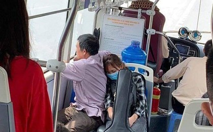 Xúc động cảnh con gái ngủ gục vào lưng bố trên chuyến xe bus nhập học: Ngủ đi con, mai chỉ còn mình con trên thành phố thôi đấy!