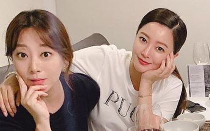 Cả Weibo choáng với ảnh dự sinh nhật bạn của Kim Hee Sun: Làn da 42 tuổi không tì vết, trở thành trung tâm bữa tiệc
