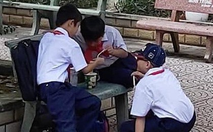 Khoảnh khắc đáng yêu nhất ngày: 3 cậu học sinh chia nhau ly mỳ ở ghế đá, tình anh em chí cốt đẹp đến thế là cùng