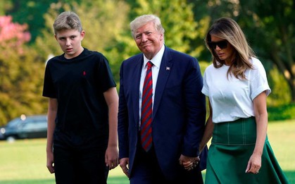 Tổng thống Trump nắm tay vợ đầy tình cảm sau kì nghỉ hè nhưng cậu út Barron lại chiếm spotlight với ngoại hình khác lạ