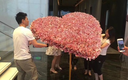 Bạn trai nhà người ta chưa bao giờ làm tôi thất vọng: Xếp 1 tỷ đồng thành hoa tặng sinh nhật bạn gái
