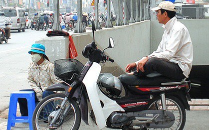Từ năm 2021, tài xế xe ôm và shipper phải đeo thẻ hoạt động trên ngực áo?