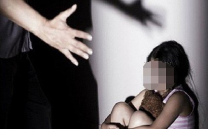 Không chịu ăn cơm, con gái 6 tuổi bị người cha dùng cây sắt đánh vào đầu