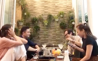 Đang "phiêu" theo bộ ba Tâm - Hưng - Quỳnh hát "Có Chàng Trai Viết Lên Cây", thì "Chị Đẹp" lại tiếp tục quên lời...