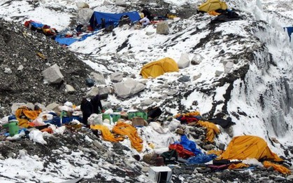 Nepal chính thức cấm mang nhựa lên Everest - bước đầu giải quyết hàng tấn rác chất thành núi trên "nóc nhà của thế giới"
