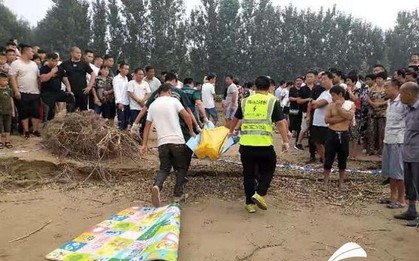 Tai nạn đuối nước thương tâm: 2 đứa trẻ trượt chân té sông, bố cùng bạn bè nhảy xuống cứu nhưng tất cả đều mất tích
