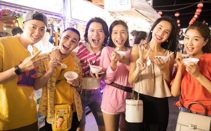 Thủy Tiên, Ngô Kiến Huy, Huỳnh Lập... ca hát, bán hàng, làm náo loạn chợ đêm Phú Quốc