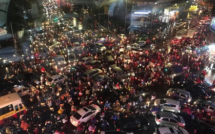 Ảnh: Hà Nội ùn tắc khắp các ngả đường do mưa lớn đúng giờ tan tầm, người dân mệt nhoài di chuyển