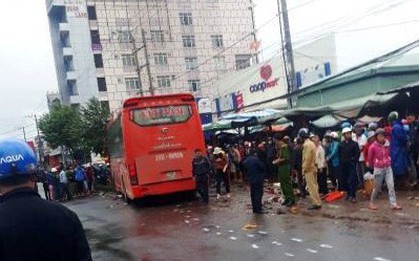 Xe khách lao vào chợ ven đường, ít nhất 3 người chết