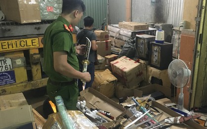 Phát hiện xe container vận chuyển cả "kho" vũ khí nóng và hàng lậu ở Huế