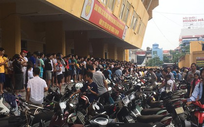 Trận Nam Định – HAGL lên "cơn sốt" như tuyển Việt Nam, CĐV mặc mưa bão xếp hàng mua vé