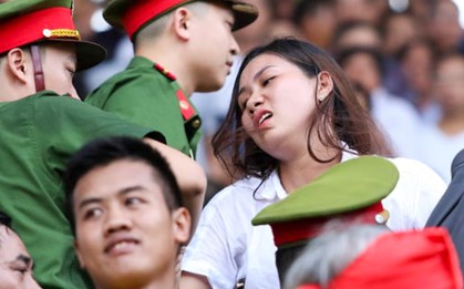 Sân Thiên Trường biến thành "chảo lửa", CĐV có vé nhưng không có chỗ ngồi xem HAGL đấu Nam Định