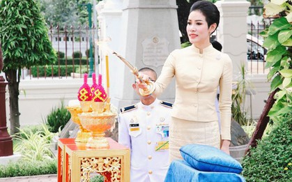 Thứ phi Thái Lan thực hiện nhiệm vụ hoàng gia đầu tiên trên cương vị mới với phong thái gây ngỡ ngàng