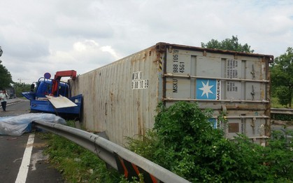 TP.HCM: Thùng container rơi trúng xe tải, tài xế thoát chết trong gang tấc
