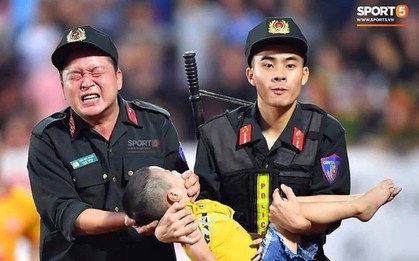 Bình luận chuyên môn về một bức ảnh đẹp: Người cảnh sát cơ động cho em bé cắn tay khi động kinh