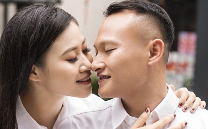 Hậu vệ tuyển Việt Nam ôm đàn hát chúc mừng sinh nhật vợ làm tan chảy trái tim fan bóng đá