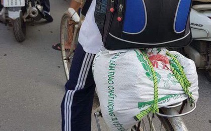 Hình ảnh nam sinh gói ghém túi to túi nhỏ, đạp xe lên thành phố nhập học khiến ai cũng cay mắt bùi ngùi