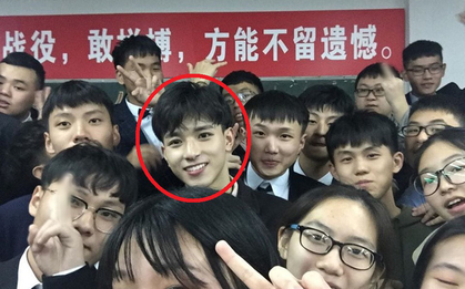 Chụp ảnh tập thể với lớp vẫn siêu cấp đẹp trai, nam sinh gây sốt vì có vẻ mặt giống "Gun Thần" Lý Hiện