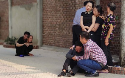 Hình ảnh đau xót: Bố mẹ em bé 6 tuổi gục ngã trước cửa nhà, nhìn thi thể con được đưa về nơi an nghỉ cuối cùng