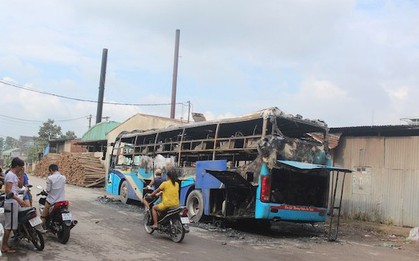Nhiều hành khách đạp cửa thoát khỏi xe khách bốc cháy dữ dội