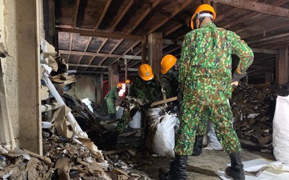 Binh chủng Hóa học tiến hành tẩy độc nhà xưởng Công ty Rạng Đông sau vụ cháy kinh hoàng